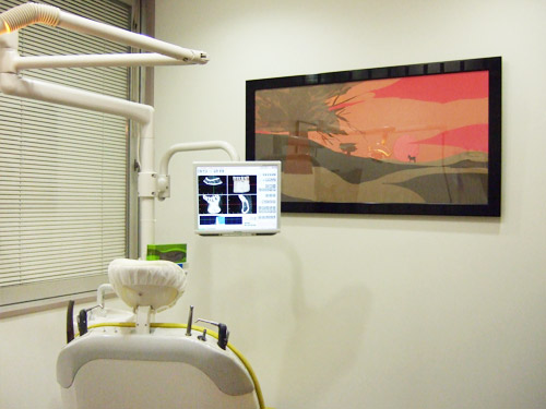 【診療室】リラックスできるよう、診療室には絵を飾っております。